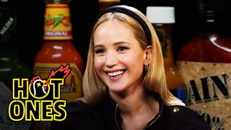 Jennifer Lawrence Sobs in Pain While Eating Spicy。